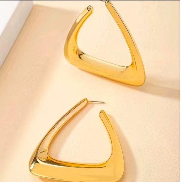 NEW•UNIQUE & MODERN GOLD ANGLED HOOP EARRINGS - Picture 3 of 15